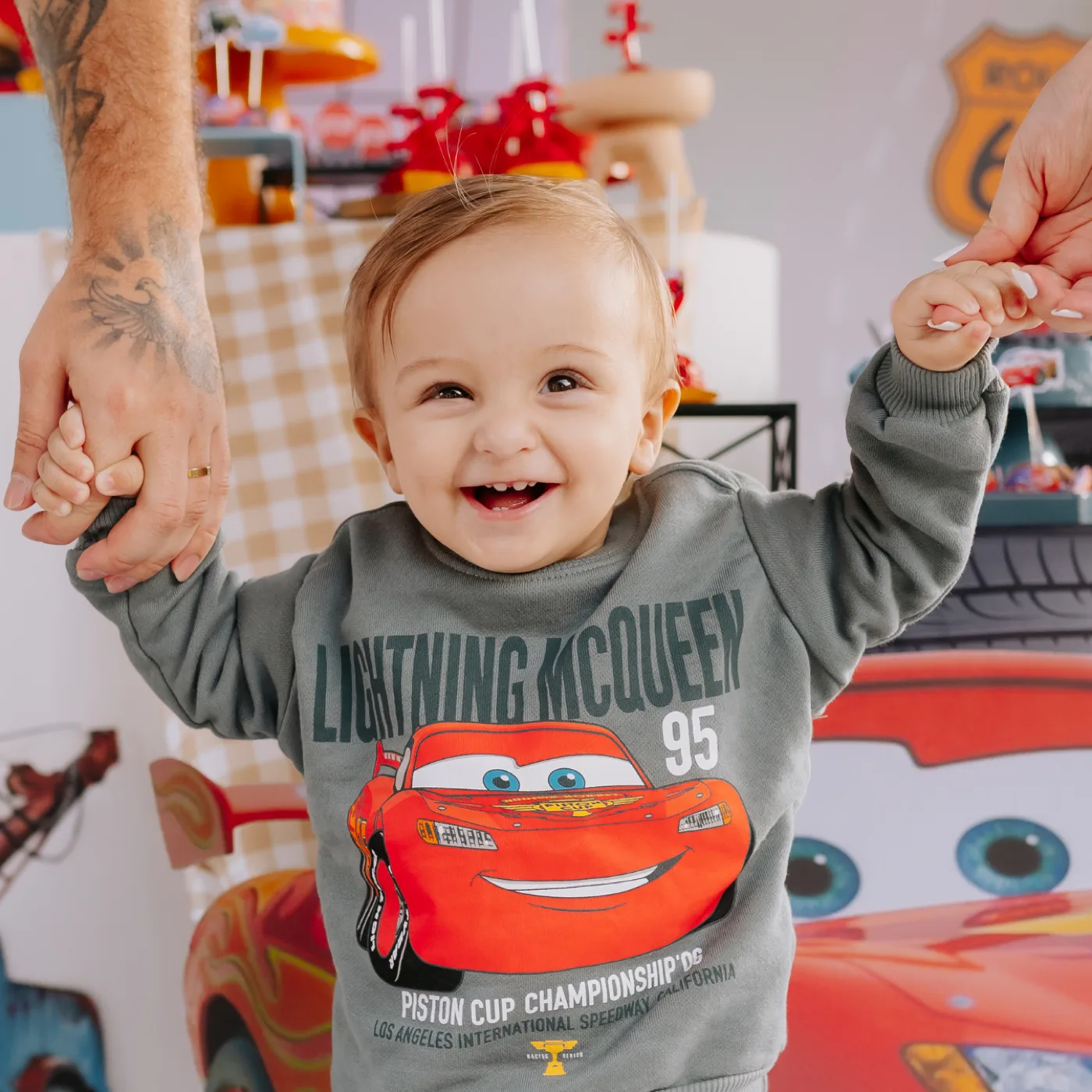 Bebê comemorando aniversário com família em festa infantil