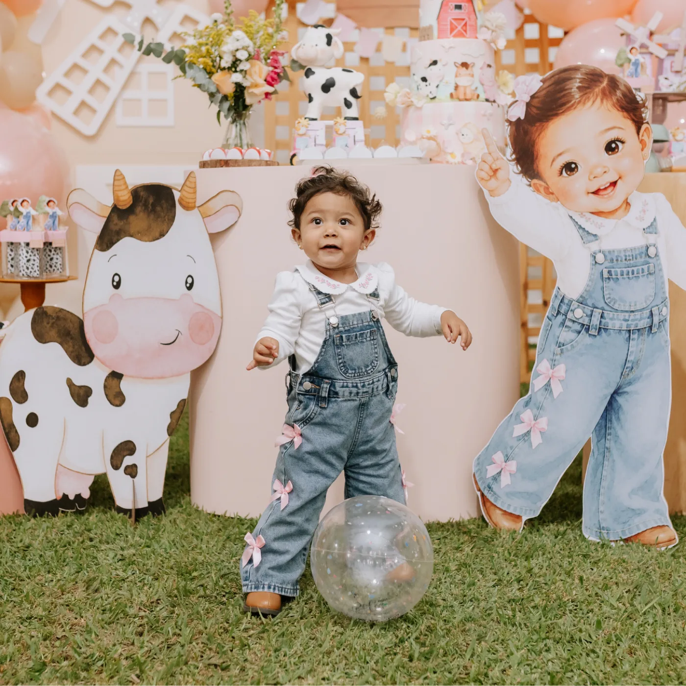 Mãe abraçando filho no aniversário com olhar de felicidade