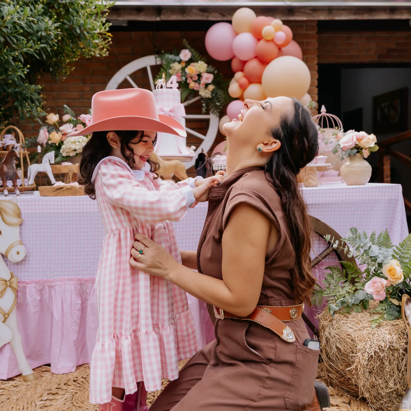 Criança brincando na decoração da festa de aniversário