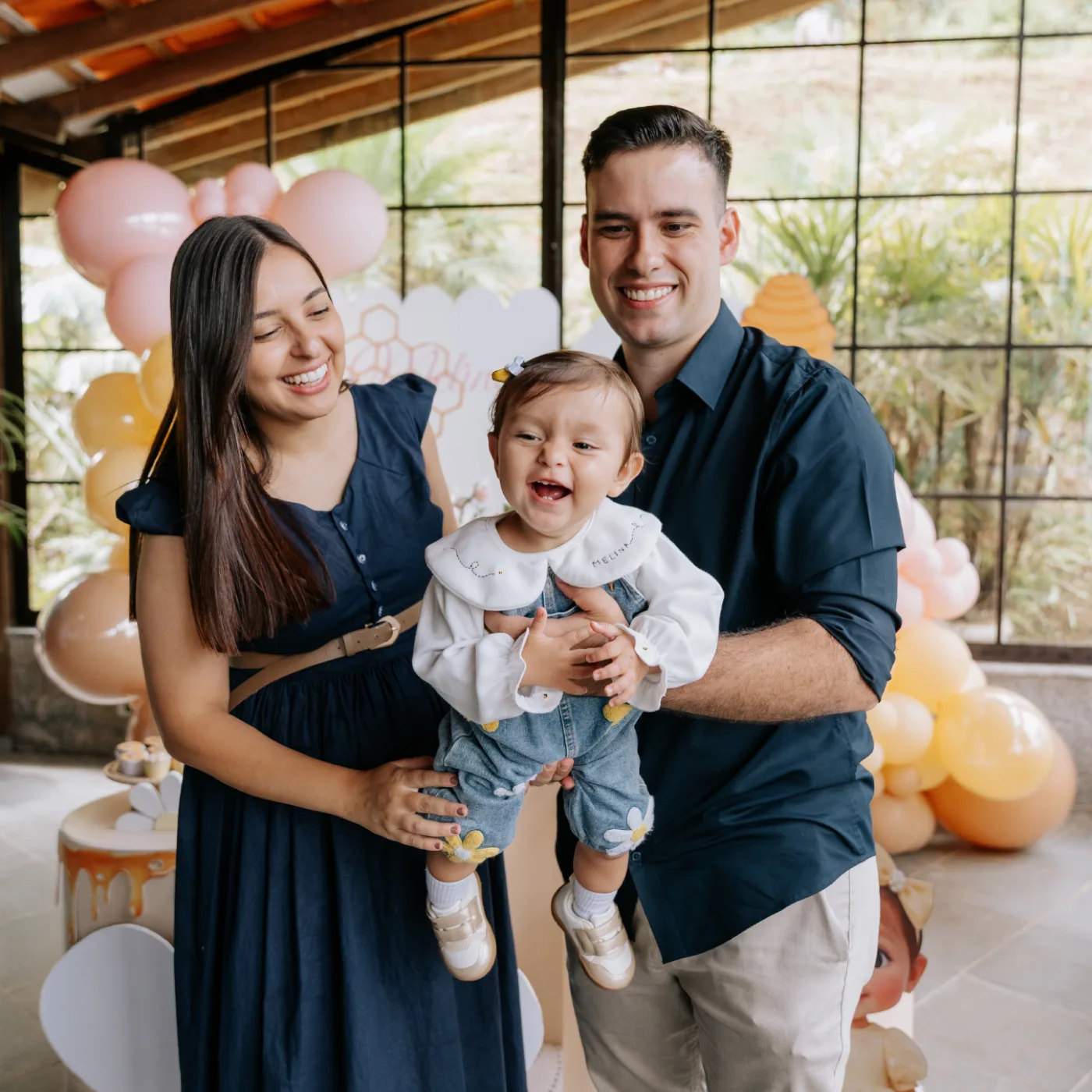 Detalhe do bolo e decoração em festa infantil temática