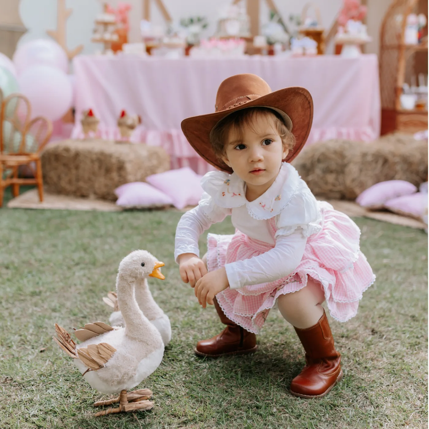 Momento de carinho entre avós e neto em festa infantil