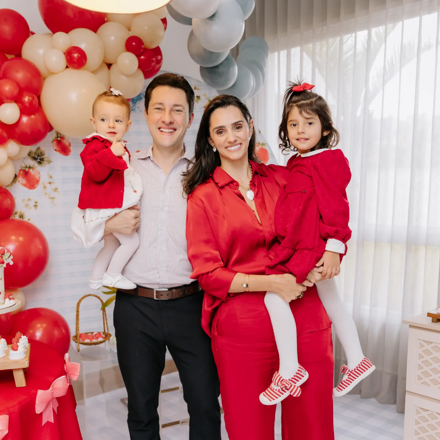 Registro espontâneo de família em festa infantil